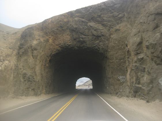 24/06/12. Estrada entre Lima Piura, uma passagem por dentro da montanha. Lindo!