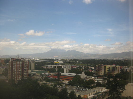 <p>
	07/07/12. Que delícia, depois de um belo sono, acordamos com esta vista encantadora no Hotel Radisson na Guatemala.</p>