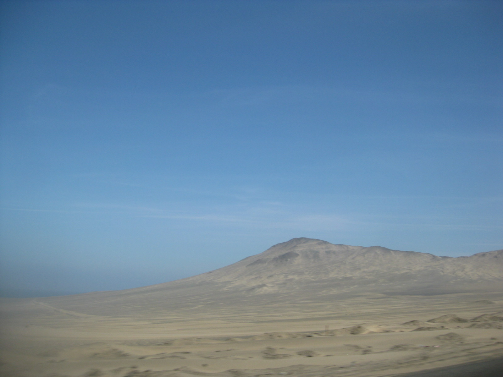24/06/12. Passando pelo deserto.Lima/Piura.