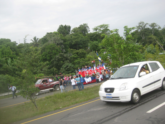 <p>
	06/07/12. Em El Salvador, indo para Guatemala, em um trecho de auto pista, interromperam um lado da pista para desfile escolar, maior loucura, como pode? Parou todo o trânsito da estrada, ainda bem que conseguimos furar pelo acostamento.</p>