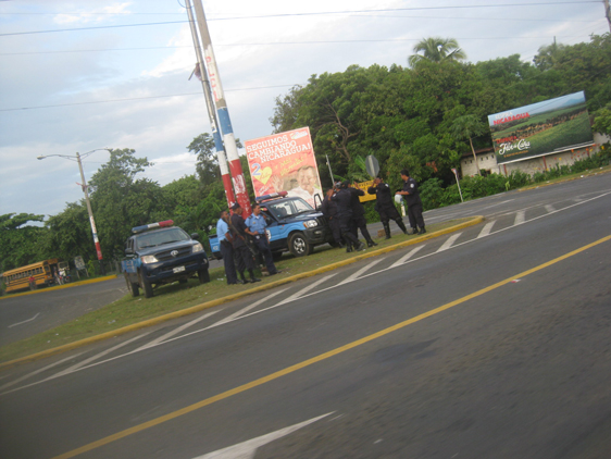 <p>
	06/07/12. Os policiais se preparando para começarem a fiscalização nas estradas na saída de Leon.</p>