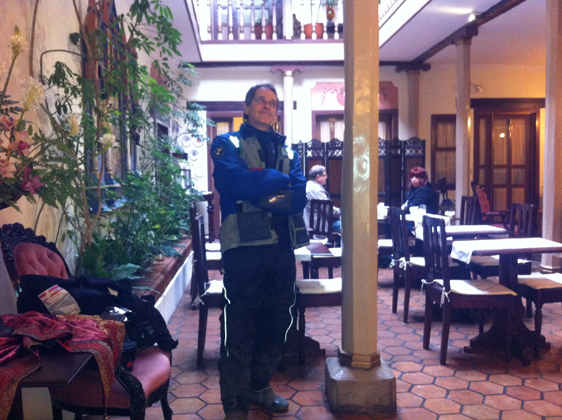 <p>
	26/06/12. Aguardando o Érik para seguirmos até Quito, no hotel Casa San Rafael em Cuenca, cidade linda!</p>