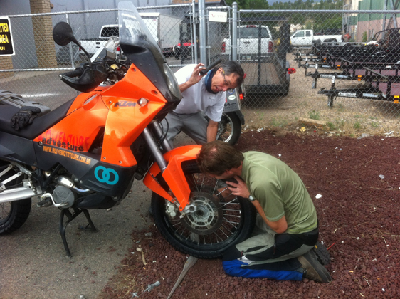 <p>
	20/07/12. Érik trocando o pneu da Katy e eu tentando ajudar.......kkkkkkkkk muito bom!</p>