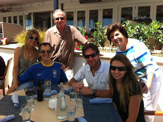 <p>
	26/07/12. Almoçando no Hotel Coronado com os primos Ticha e Eddie e os amigos Érik e Cecília. Que local lindo e companhias maravilhosas! Essa viagem nos deixa cada dia mais feliz.</p>