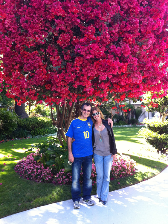 <p>
	26/07/12. Caio e Myrian no jardim interno do Hotel Coronado, na sombra da Bougaiveillea, que árvore linda!</p>