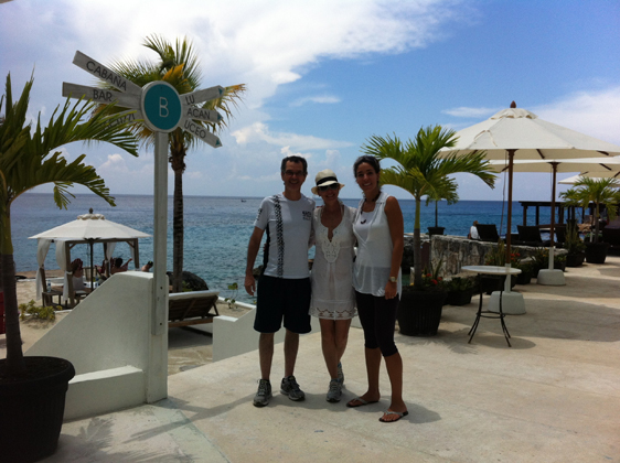 <p>
	14/07/12. Caio e Myrian, com Beatriz, proprietária do Hotel B em Cozumel, México. Muito simpática nos recepcionou muito bem.</p>