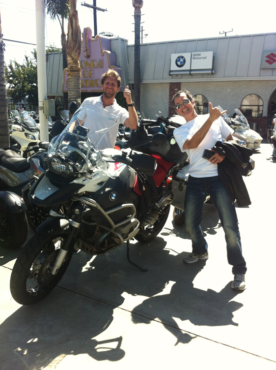 <p>
	27/07/12. Eu e o Érik na concessionária comemorando a moto pronta após a revisão. Aqui tudo é festa!</p>