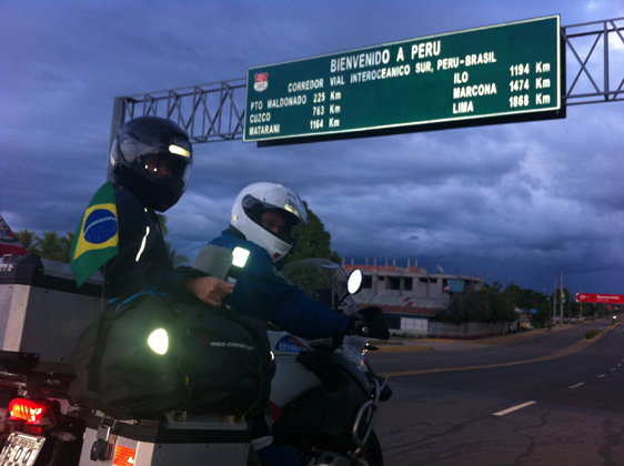 <p>
	18/06/12. Momento de muita emoção, atravessando a fronteira de Brasil com o Peru.</p>