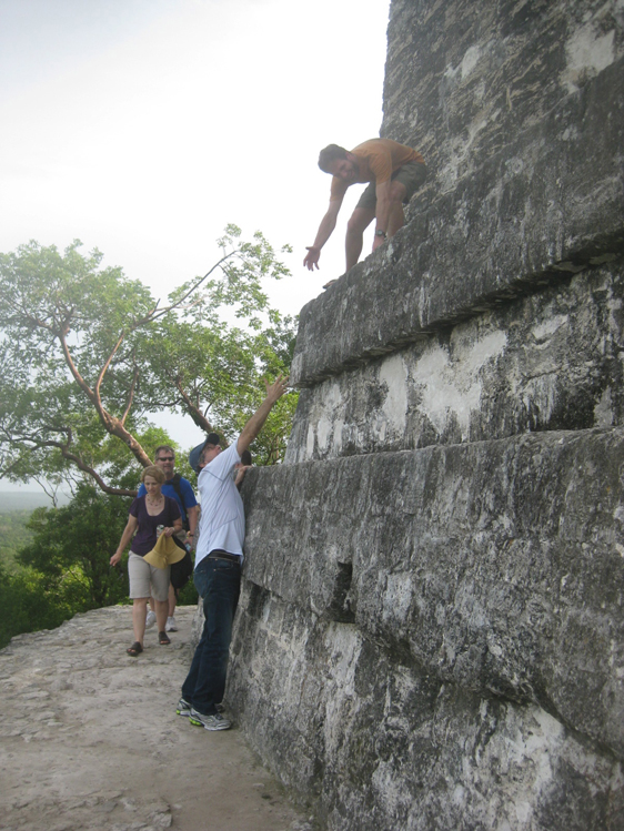 <p>
	09/07/12. O Érik me ajudando chegar no topo do Acrópolis Central em Tikal.</p>