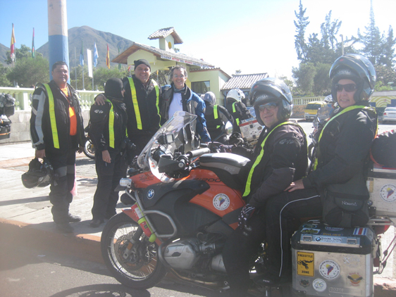 <p>
	27/06/12. Na saída da linha do Equador, encontramos um grupo de motociclistas da Venezuela com 9 motos, foi uma festa, trocamos email e blog, aqui vai o deles: www.viaje-a-cuzco-2012.com</p>