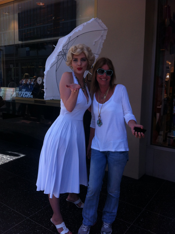 <p>
	27/07/12. Myrian com Marilyn Monroe em Hollywood na Calçada da Fama.</p>