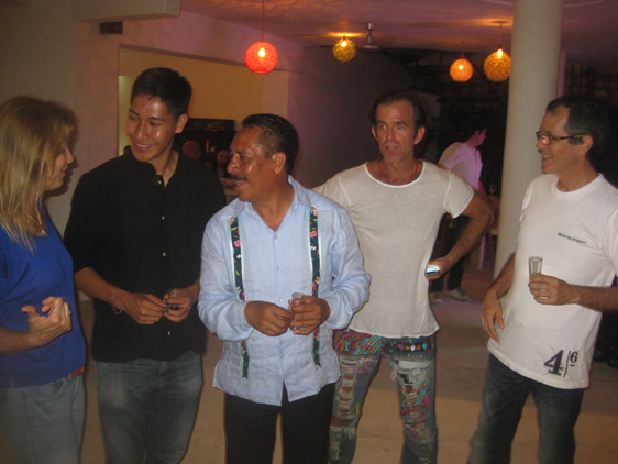 <p>
	14/07/12. Momento de descontração com artistas plásticos em evento na ilha Cozumel.</p>