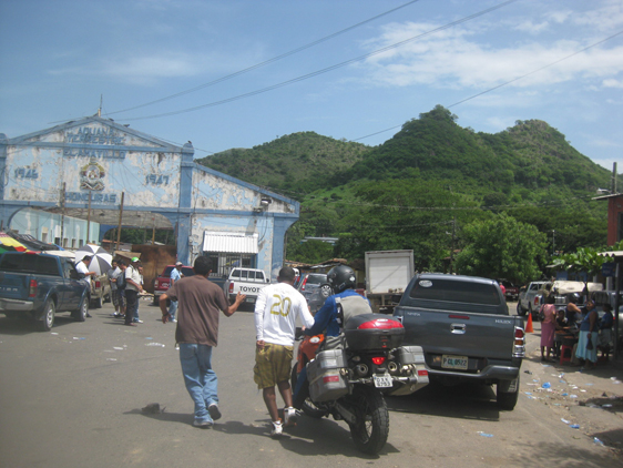 06/07/12. Mais uma cena de aduana, para sair de Honduras.