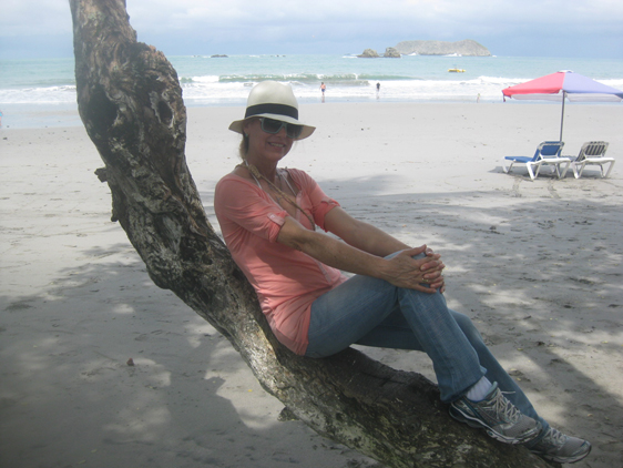 <p>
	04/07/12. Puerto Quepos, Praia Manoel Antonio. Minha Rainha fazendo pose.......também......com chapéu panamenho........ela é demais........</p>
