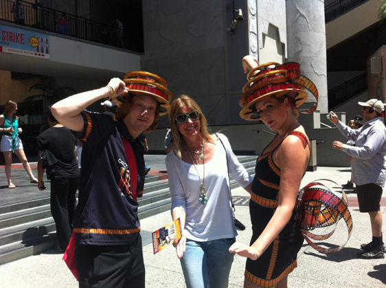 27/07/12. Myrian com artistas do Circo de Soleil em Hollywood.