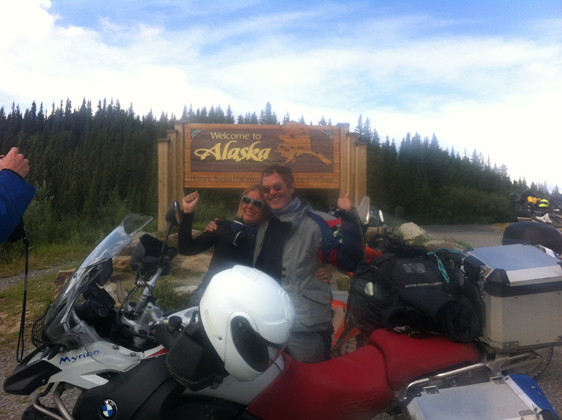 07/08/12. Eu, Myrian e nossa guerreira motocicleta no Portal do Alaska.