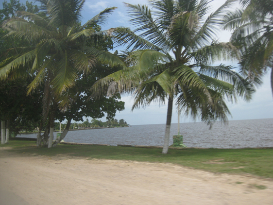 10/07/12. Passando pela praia em Belize.