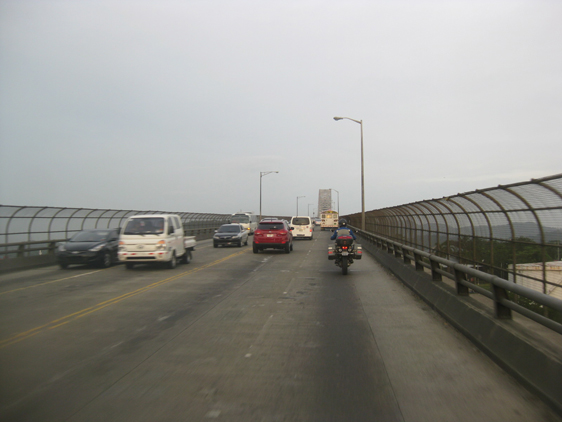 <p>
	03/07/12. Atravessando a ponte do Canal do Panamá.</p>