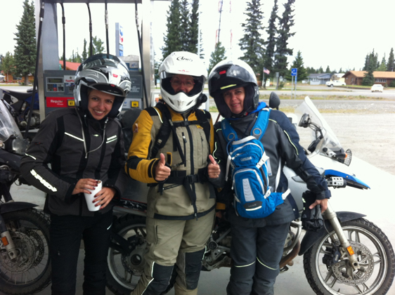 <p>
	09/08/12. Na parada para abastecermos conhecemos um casal de canadenses, cada com uma moto BMW, que estão fazendo uma viagem por toda a América com duração de 18 meses. Aqui Cecília, Myrian e Chantal.</p>