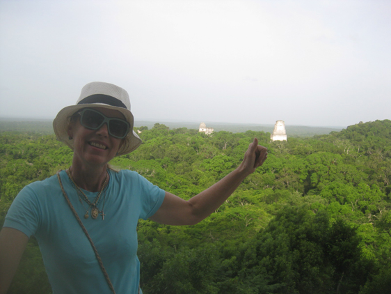 <p>
	09/07/12. Myrian no topo da Pirâmide Maya, onde dá para avistar toda floresta. Tikal.</p>
