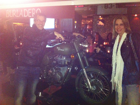 <p>
	29/06/12. Bar na Zona Rosa com decoração de uma motocicleta Royal Enfield.</p>