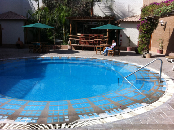 <p>
	21/06/12. Na piscina do Hotel Casa Andina, minha Rainha Myrian tomando um solzinho, apreciando a beleza do ambiente.</p>