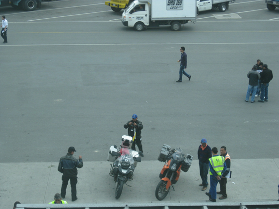 <p>
	28/06/12. No aeroporto de Bogotá para despachar as motos para o Panamá.</p>
