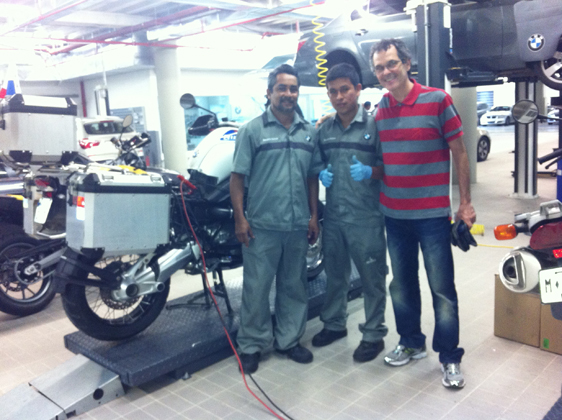 <p>
	02/07/12. Fazendo revisão dos 50.000km da Guerreira, na Bavarian Motors no Panamá, com os responsáveis técnicos Élio e Isael, que foram muitos prestativos.</p>