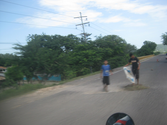 <p>
	06/07/12. Ops! Não posso deixar de comentar o trecho entre Honduras e El Salvador, estrada com muitas panelas no asfalto, que podem quebrar uma roda ou causar algum acidente. Na foto cena comum, crianças tampando os buracos com terra para ganhar um troquinho dos viajantes. Muita atenção!</p>