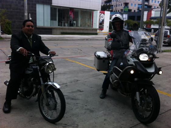<p>
	07/07/12. Guiado pelo simpático Angel Chiquin, do Hotel Radisson, que fez a gentileza de nos levar até a agencia da BMW para fazer a troca dos pneus, na Guatemala.</p>