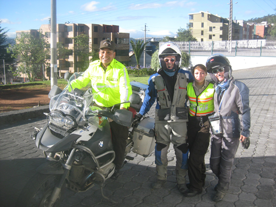 <p>
	27/06/12. Saindo de Quito/EQ. para Pasto/CO. Pedimos informação da saída para a rodovia aos os policiais de transito, que nos escoltou até a avenida, chegando lá, nos solicitou para tirarmos foto deles conosco e com as motos.</p>