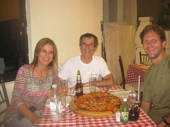 <p>
	15/07/12. Domingo é día de pizza, então fomos em uma pizzaria em Campeche. Apesar da barata que deu um susto na Myrian, estava muito divertido. kkkkkkk</p>