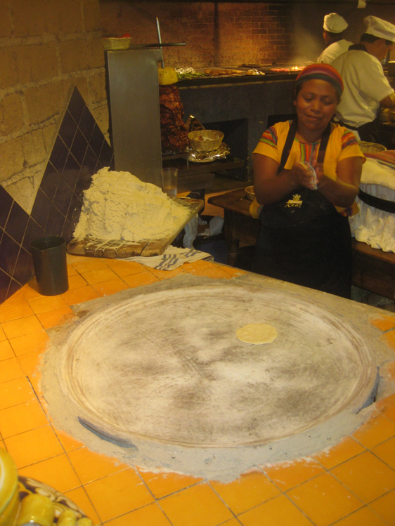 <p>
	07/07/12. Restaurante Hacienda Real, fazendo pão de milho tradicional na Guatemala.</p>