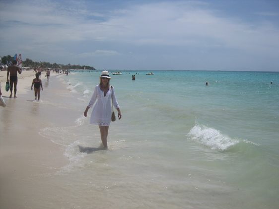 <p>
	11/07/12. Myrian molhando os pézinhos no mar em Playa Del Carmem/ME.</p>