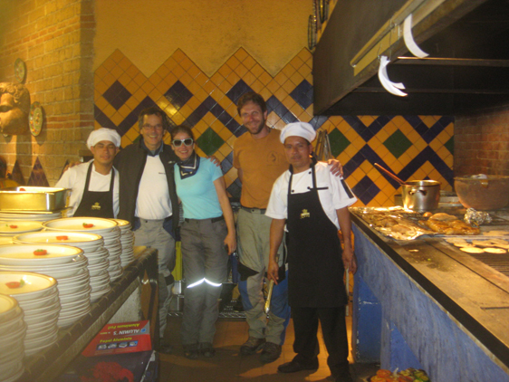 07/07/12. Com a equipe do Restaurante Hacienda Real, Guatemala.