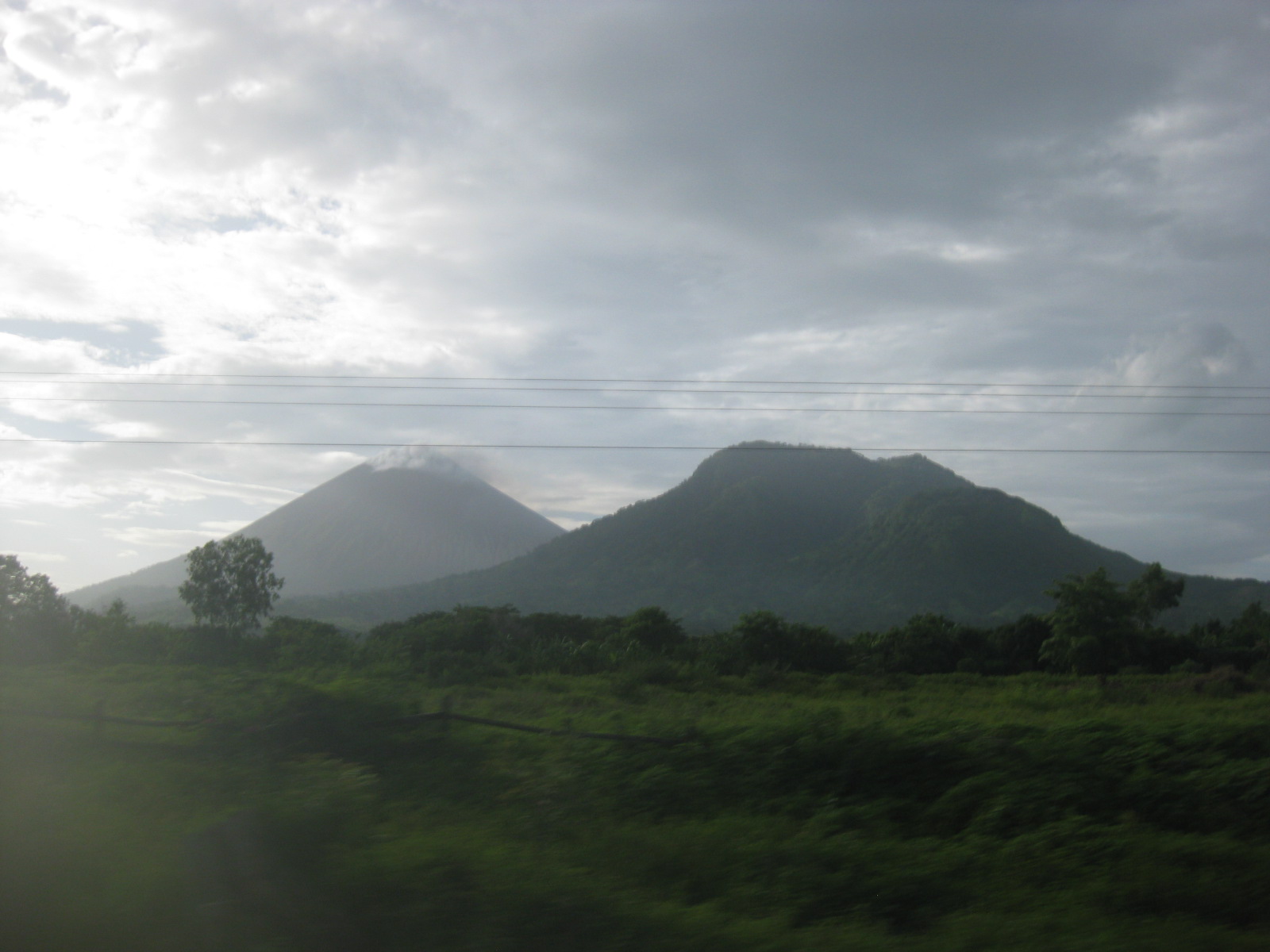 06/07/12. Montanhas na estrada de Leon para Guatemala.
