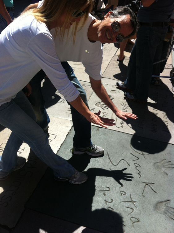<p>
	27/07/12. Os artistas acabando de deixar suas marcas na Calçada da Fama. kkkkkkkkkk</p>