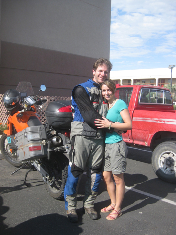 <p>
	20/07/12. Erik despedindo da Cecília em Phoenix, para nos reencontrarmos em Flagstaff. A Cecília estava aguardando a chegada de seu capacete e roupa de viagem.</p>