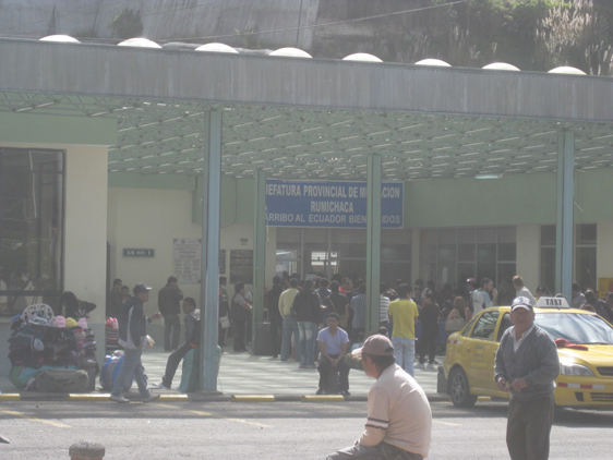 <p>
	27/06/12. Aduana de saída do Equador, que bagunça. Muita gente, demoramos 2 horas para fazermos nossa saída e das motos.</p>