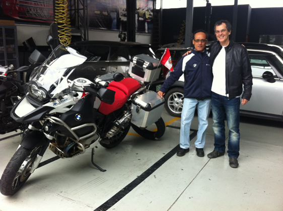<p>
	23/06/12. Com o César da BMW em Lima-PE, nos recebeu muito bem e liberou a moto no prazo estipulado.</p>