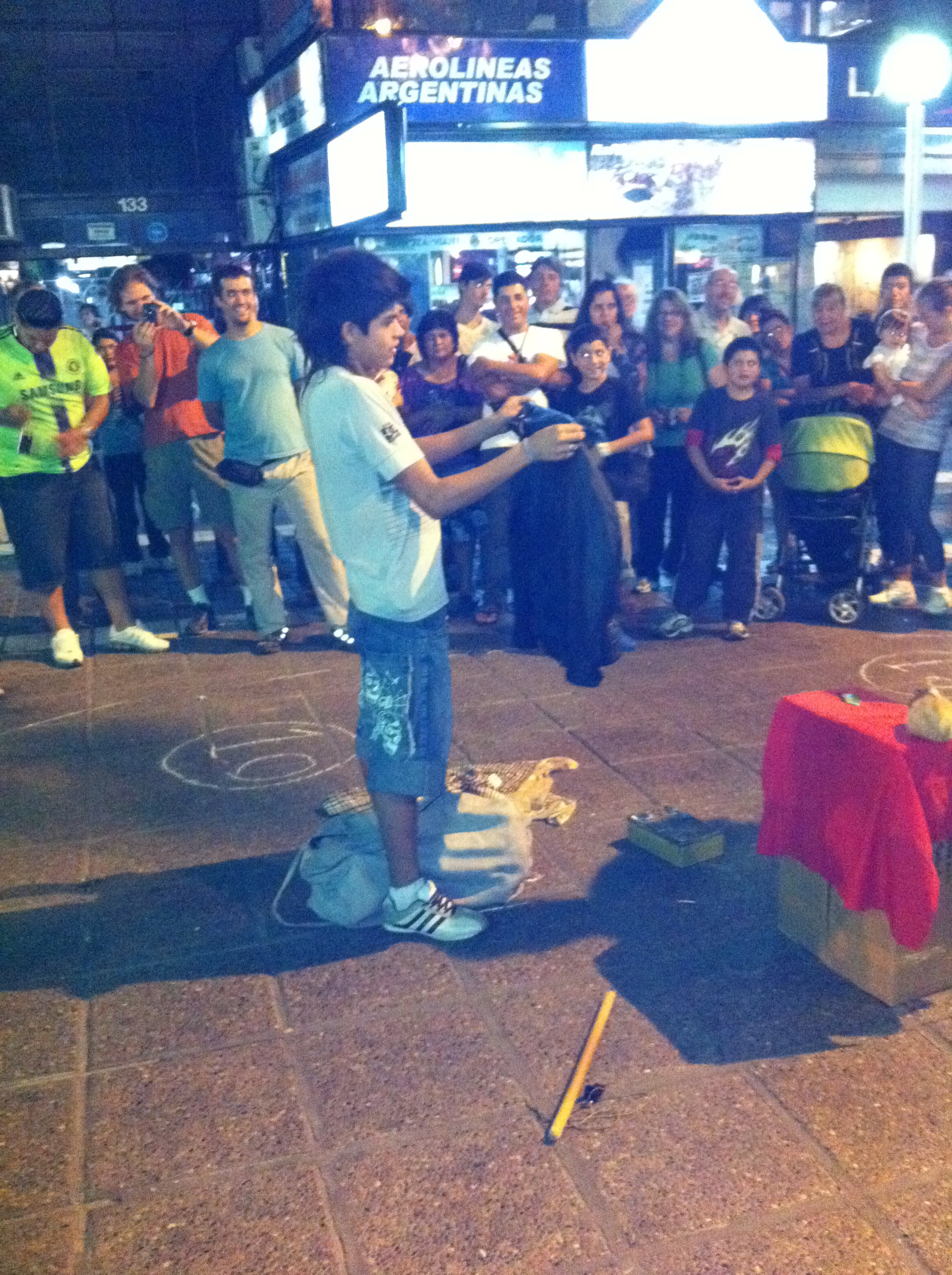 <p>
	Na Plaza Espanha assistimo apresentação de mágico de rua.</p>