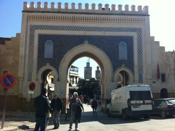 <p>
	Visita a Medina de Fez, portal azul. Lindo!</p>